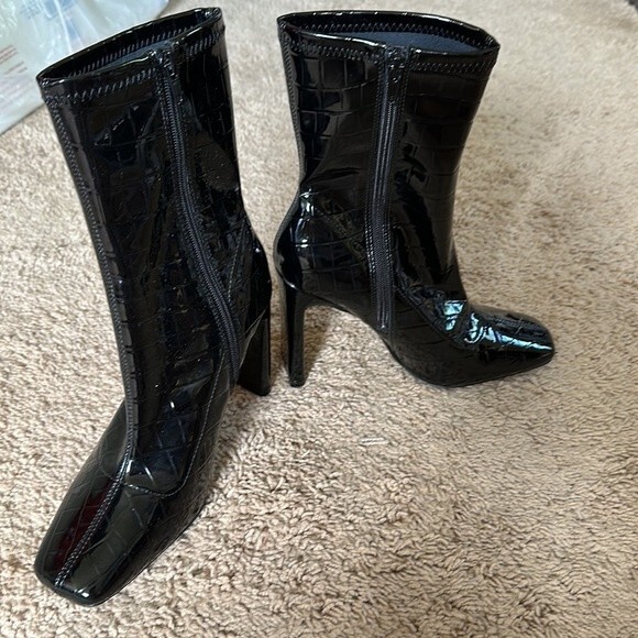 Forever 21 Black Faux Shiny Leather Zipper Boots Size 8 - Picture 4 of 7